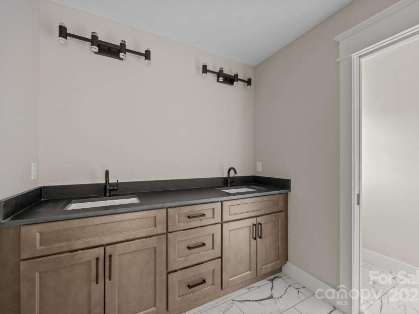 3 River Stone Trail, Asheville, NC 28805.  MLS# CAR4279056, YatesRealty ID 33429. Primary Bath