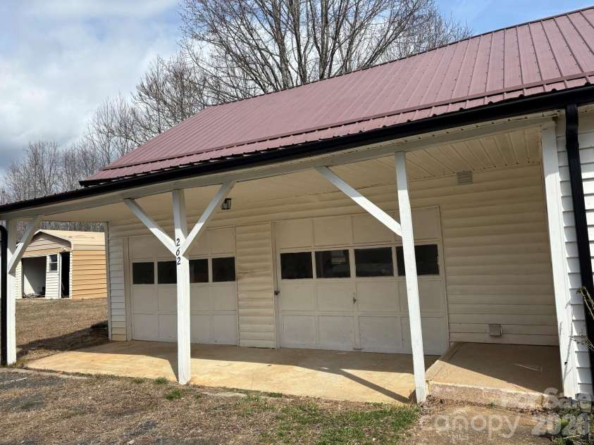 262 Blackberry Lane, Bakersville, NC 28705.  MLS# CAR4354357, YatesRealty ID 3343. 