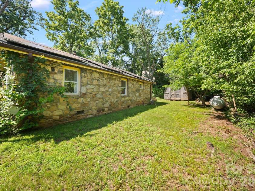 78 Green Oak Road, Asheville, NC 28804.  MLS# CAR4394086, YatesRealty ID 33433. 