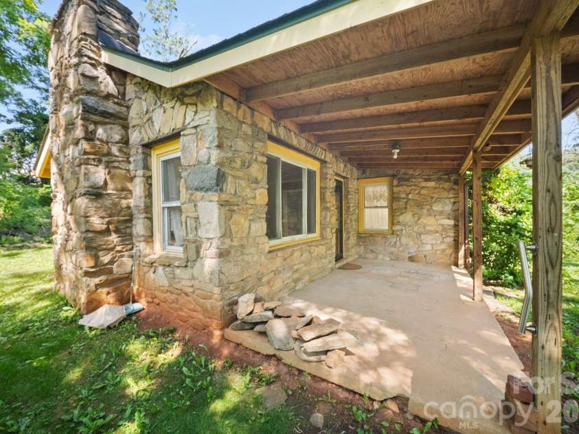 78 Green Oak Road, Asheville, NC 28804.  MLS# CAR4394086, YatesRealty ID 33433. 