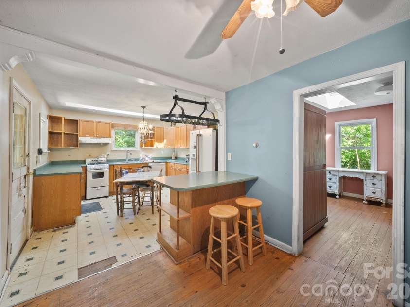 78 Green Oak Road, Asheville, NC 28804.  MLS# CAR4394086, YatesRealty ID 33433. 