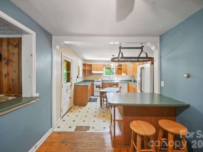 78 Green Oak Road, Asheville, NC 28804.  MLS# CAR4394086, YatesRealty ID 33433. 