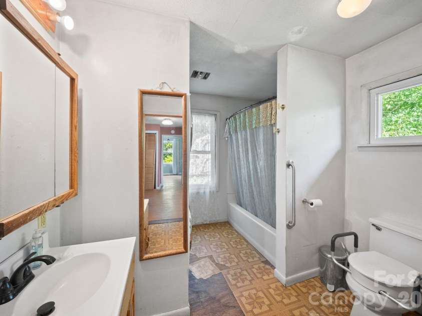 78 Green Oak Road, Asheville, NC 28804.  MLS# CAR4394086, YatesRealty ID 33433. 