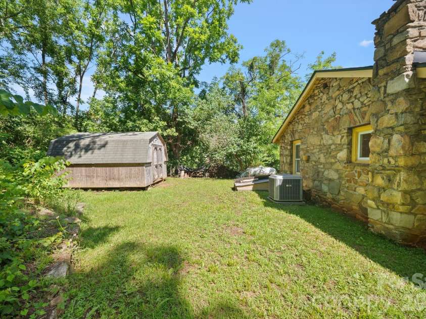78 Green Oak Road, Asheville, NC 28804.  MLS# CAR4394086, YatesRealty ID 33433. 