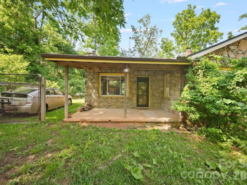 78 Green Oak Road, Asheville, NC 28804.  MLS# CAR4394086, YatesRealty ID 33433. 