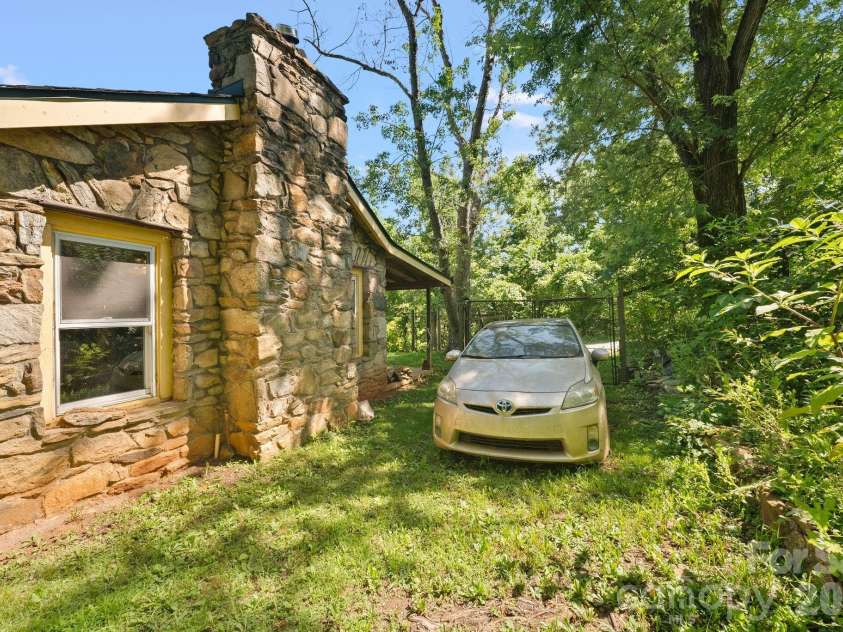 78 Green Oak Road, Asheville, NC 28804.  MLS# CAR4394086, YatesRealty ID 33433. 