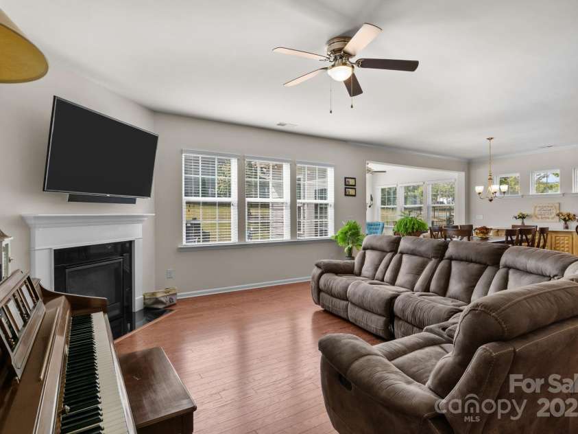 15925 Foreleigh Road, Huntersville, NC 28078.  MLS# CAR4293260, YatesRealty ID 33436. Spacious family room