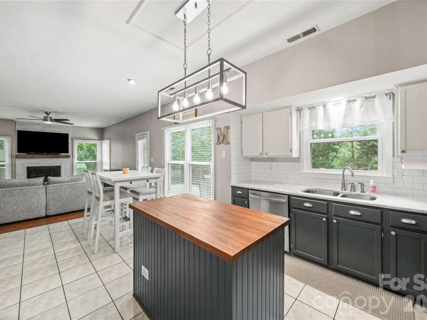 9924 Raddington Lane, Charlotte, NC 28269.  MLS# CAR4398259, YatesRealty ID 33436. 