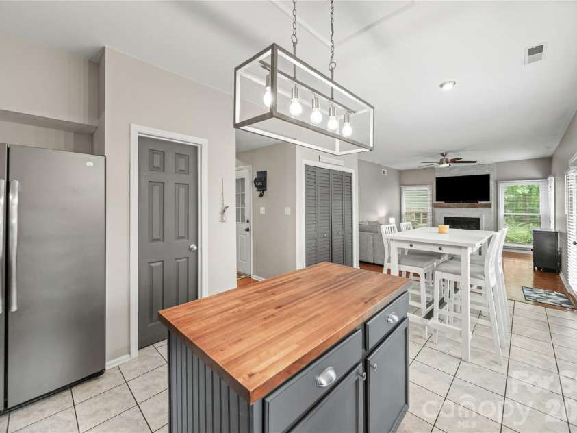 9924 Raddington Lane, Charlotte, NC 28269.  MLS# CAR4398259, YatesRealty ID 33436. 
