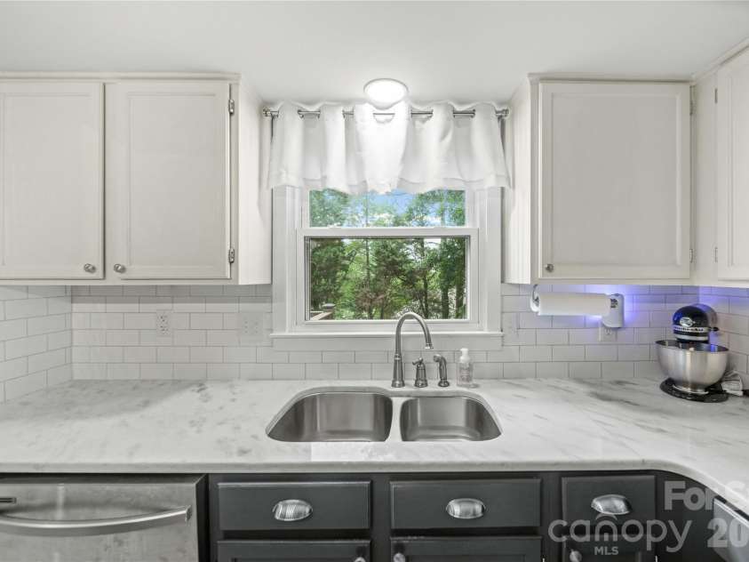 9924 Raddington Lane, Charlotte, NC 28269.  MLS# CAR4398259, YatesRealty ID 33436. 