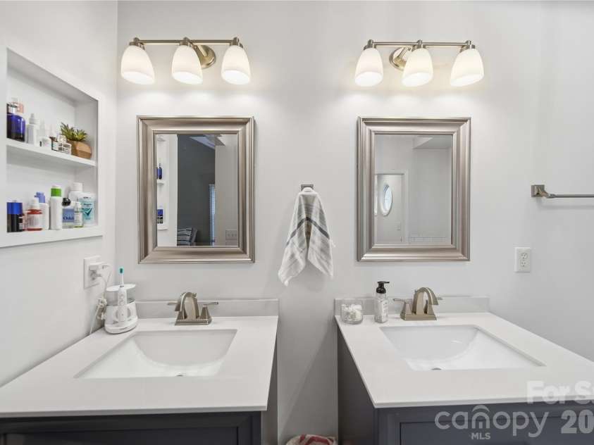 9924 Raddington Lane, Charlotte, NC 28269.  MLS# CAR4398259, YatesRealty ID 33436. 