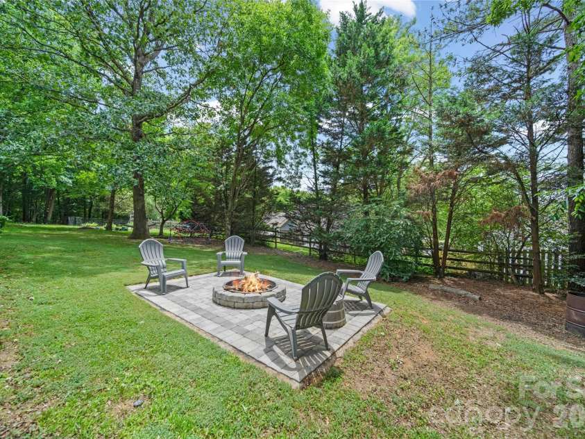 9924 Raddington Lane, Charlotte, NC 28269.  MLS# CAR4398259, YatesRealty ID 33436. 