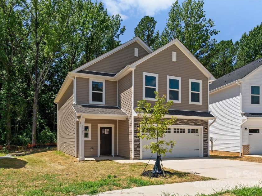 1121 Thayer Glen Court, Charlotte, NC 28213.  MLS# CAR4287397, YatesRealty ID 33438. 