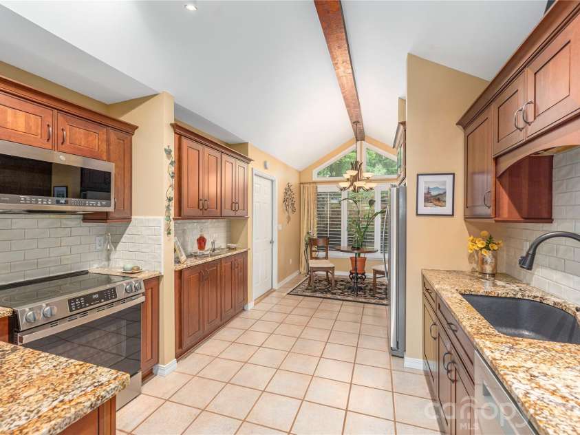 94 Oakcrest Lane, Waynesville, NC 28786.  MLS# CAR4396856, YatesRealty ID 33438. 
