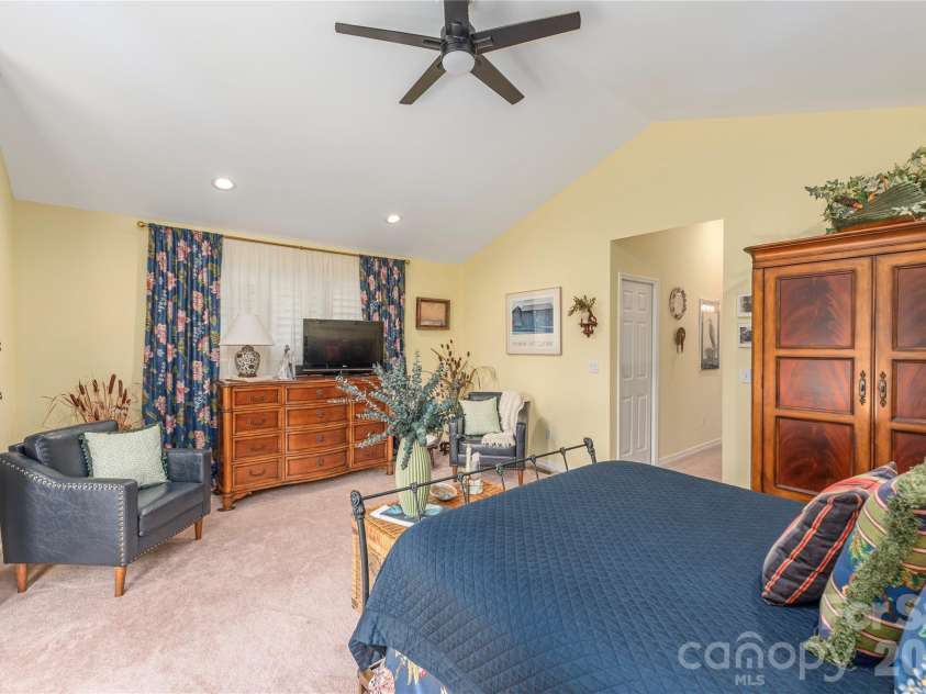 94 Oakcrest Lane, Waynesville, NC 28786.  MLS# CAR4396856, YatesRealty ID 33438. 