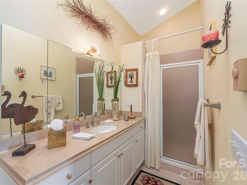 94 Oakcrest Lane, Waynesville, NC 28786.  MLS# CAR4396856, YatesRealty ID 33438. 