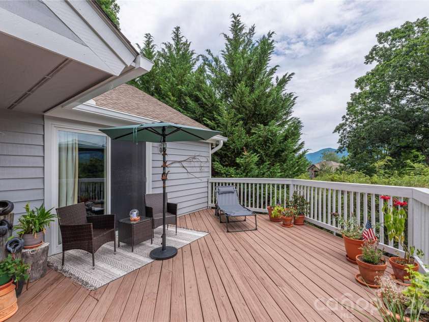 94 Oakcrest Lane, Waynesville, NC 28786.  MLS# CAR4396856, YatesRealty ID 33438. 