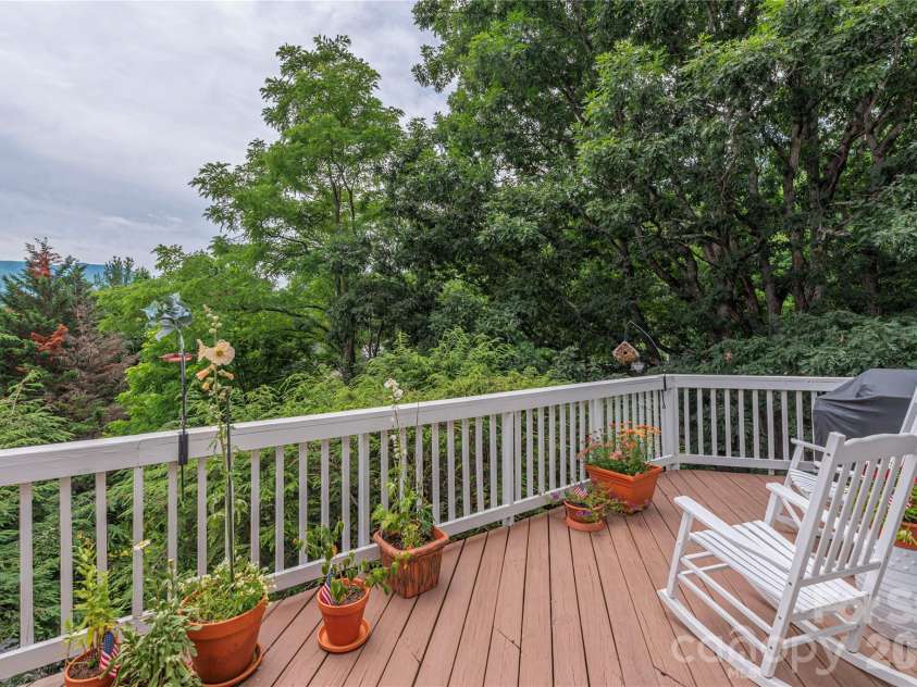 94 Oakcrest Lane, Waynesville, NC 28786.  MLS# CAR4396856, YatesRealty ID 33438. 