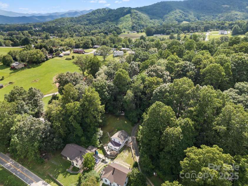 245 Hookers Gap Road, Candler, NC 28715.  MLS# CAR4290255, YatesRealty ID 33439. 
