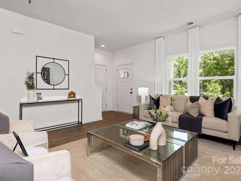 1835 Shannonhouse Drive, Charlotte, NC 28215.  MLS# CAR4325417, YatesRealty ID 3344. Representation