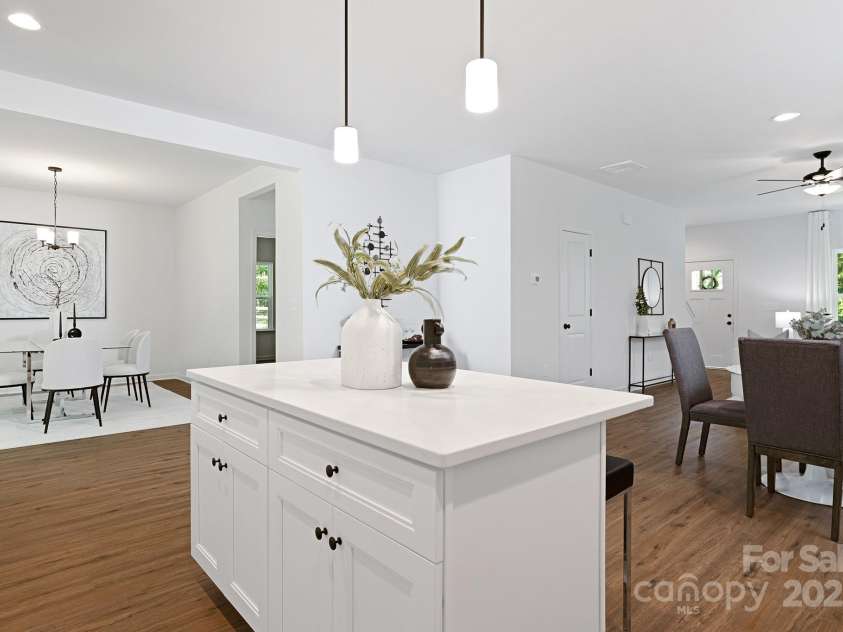 1835 Shannonhouse Drive, Charlotte, NC 28215.  MLS# CAR4325417, YatesRealty ID 3344. Representation