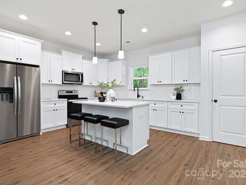 1835 Shannonhouse Drive, Charlotte, NC 28215.  MLS# CAR4325417, YatesRealty ID 3344. Representation