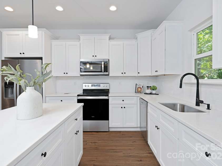 1835 Shannonhouse Drive, Charlotte, NC 28215.  MLS# CAR4325417, YatesRealty ID 3344. Representation