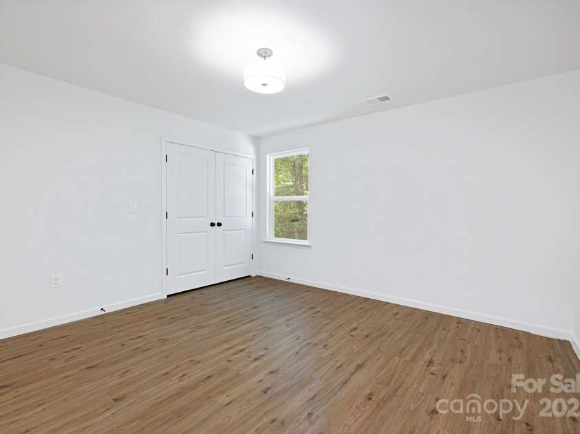 1835 Shannonhouse Drive, Charlotte, NC 28215.  MLS# CAR4325417, YatesRealty ID 3344. Representation