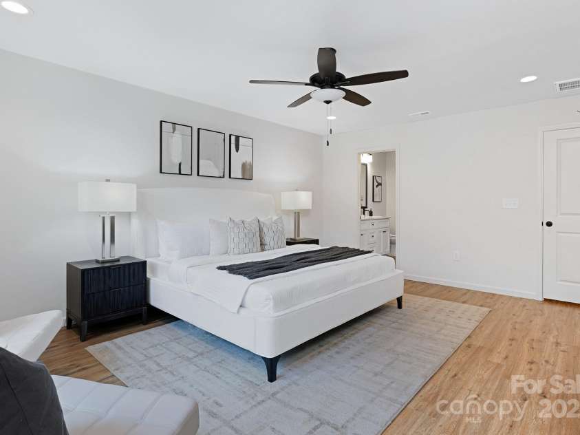 1835 Shannonhouse Drive, Charlotte, NC 28215.  MLS# CAR4325417, YatesRealty ID 3344. Representation