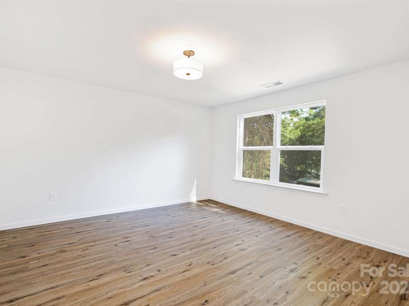 1835 Shannonhouse Drive, Charlotte, NC 28215.  MLS# CAR4325417, YatesRealty ID 3344. Representation