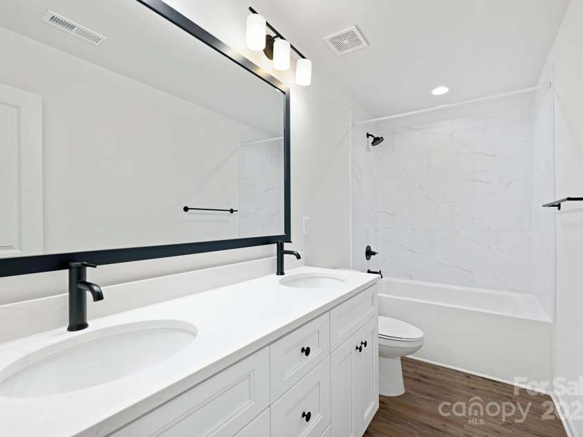 1835 Shannonhouse Drive, Charlotte, NC 28215.  MLS# CAR4325417, YatesRealty ID 3344. Representation