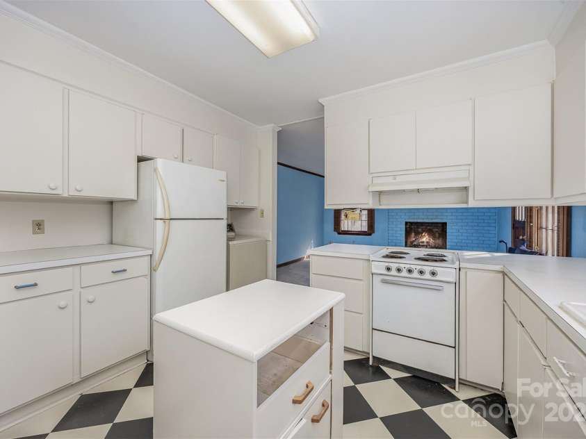 325 13th Street, Salisbury, NC 28144.  MLS# CAR4200768, YatesRealty ID 3344. 