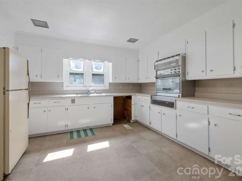 111 Courtland Street, Chester, SC 29706.  MLS# CAR4397373, YatesRealty ID 33440. 