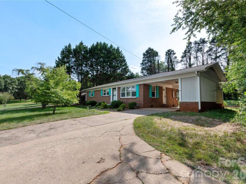 425 Bost Road, Morganton, NC 28655.  MLS# CAR4397179, YatesRealty ID 33441. 