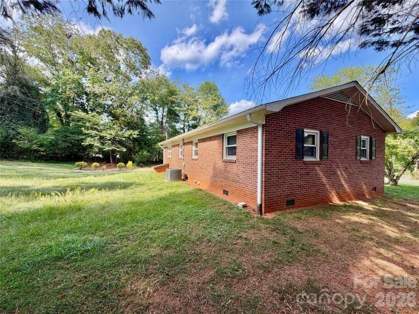 425 Bost Road, Morganton, NC 28655.  MLS# CAR4397179, YatesRealty ID 33441. 