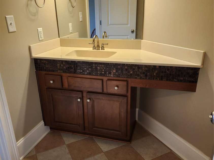 146 Orchard Farm Lane, Mooresville, NC 28117.  MLS# CAR4284274, YatesRealty ID 33442. Separate sink in full bath upstairs