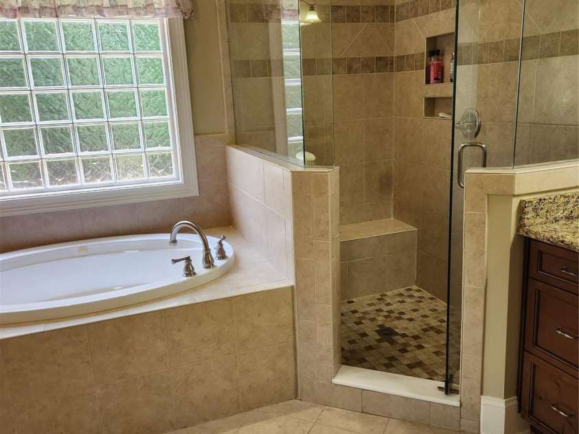 146 Orchard Farm Lane, Mooresville, NC 28117.  MLS# CAR4284274, YatesRealty ID 33442. Whirlpool and shower master. Frameless glass shower door