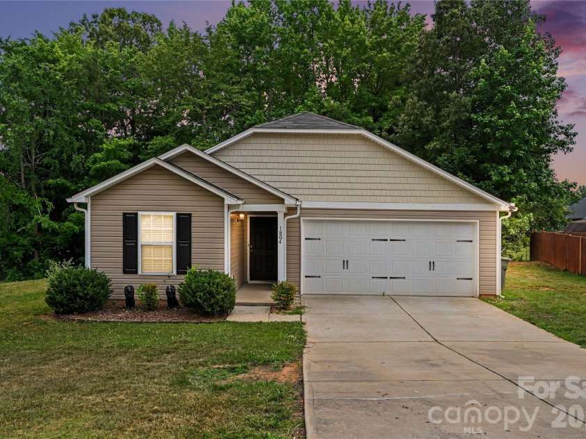 1804 Woodbridge Drive, Salisbury, NC 28146.  MLS# CAR4398321, YatesRealty ID 33443. 