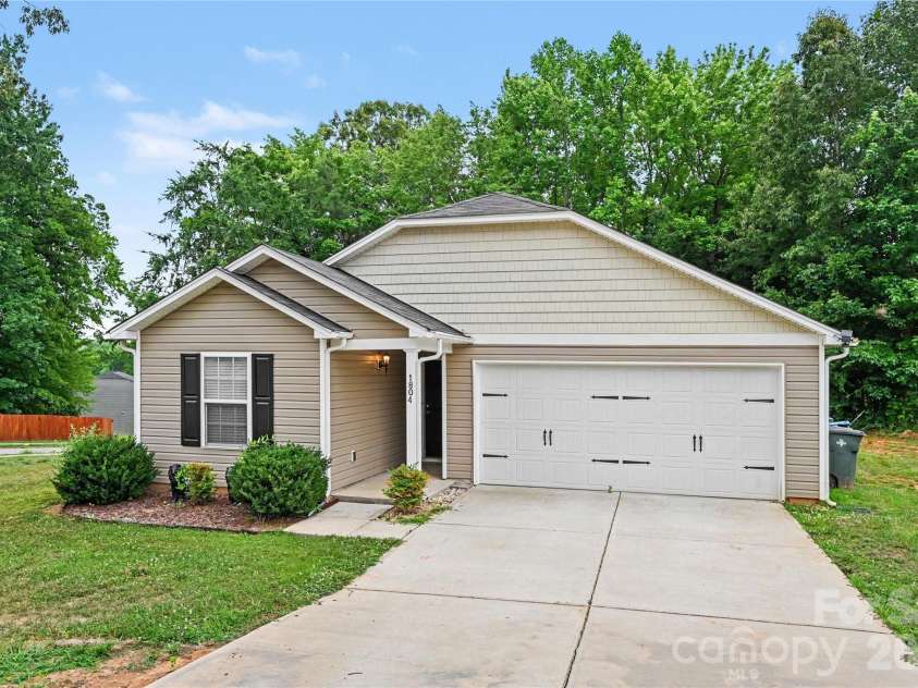 1804 Woodbridge Drive, Salisbury, NC 28146.  MLS# CAR4398321, YatesRealty ID 33443. 