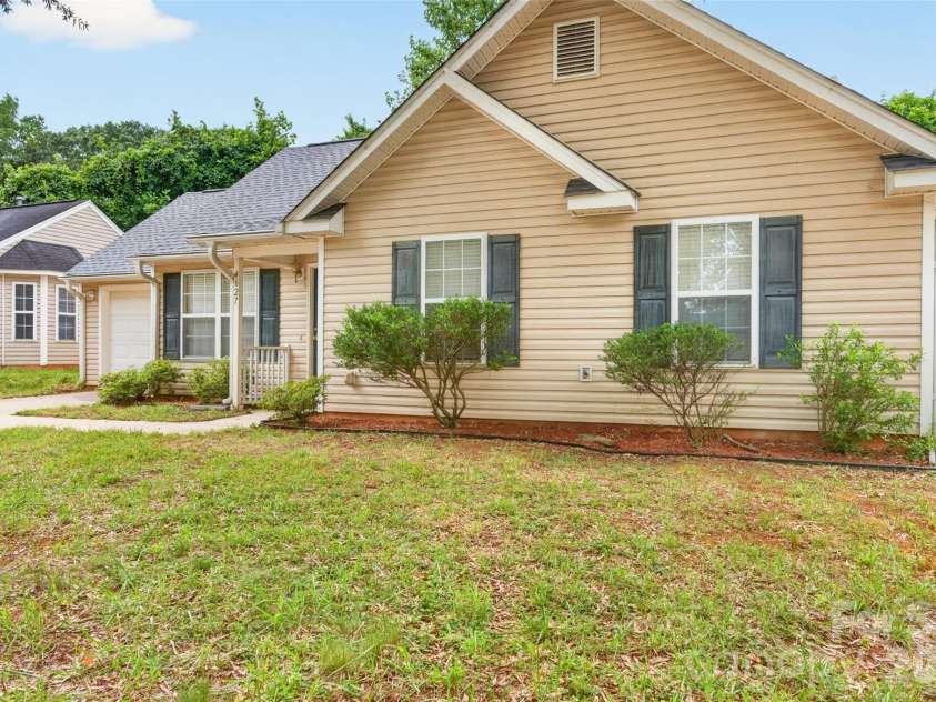 4627 Victory Lane, Charlotte, NC 28269.  MLS# CAR4398187, YatesRealty ID 33445. 