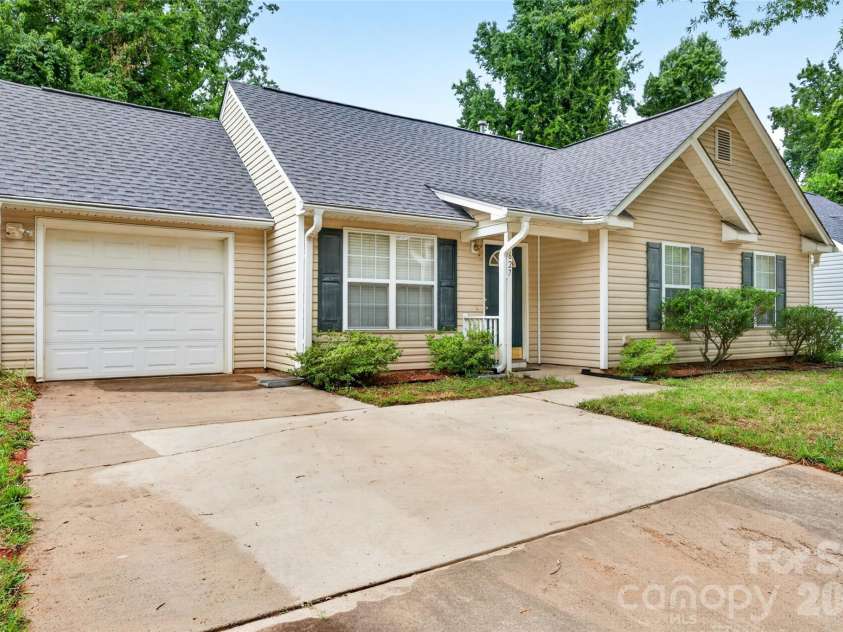 4627 Victory Lane, Charlotte, NC 28269.  MLS# CAR4398187, YatesRealty ID 33445. 