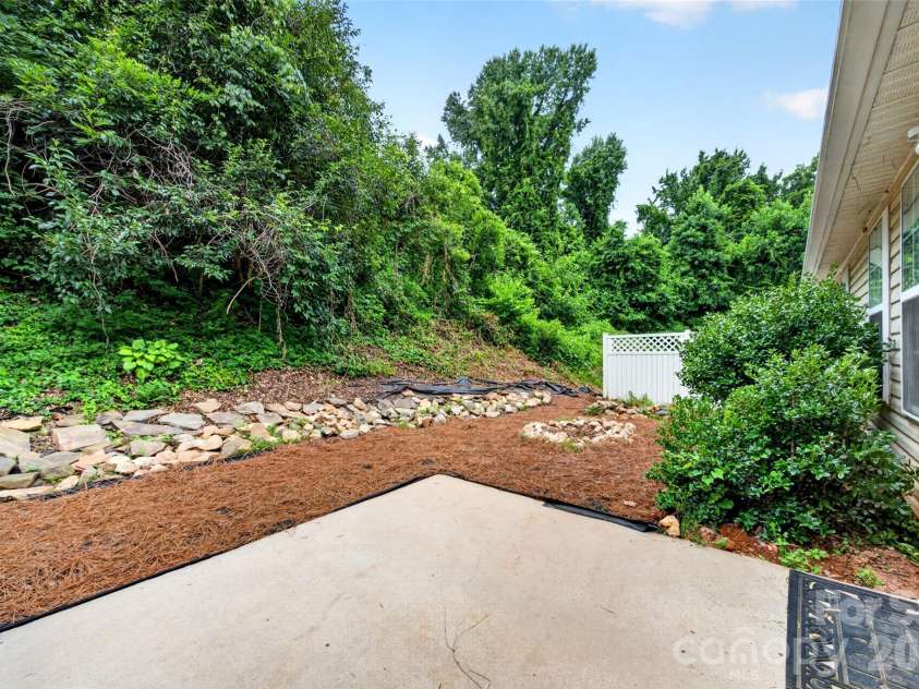 4627 Victory Lane, Charlotte, NC 28269.  MLS# CAR4398187, YatesRealty ID 33445. 