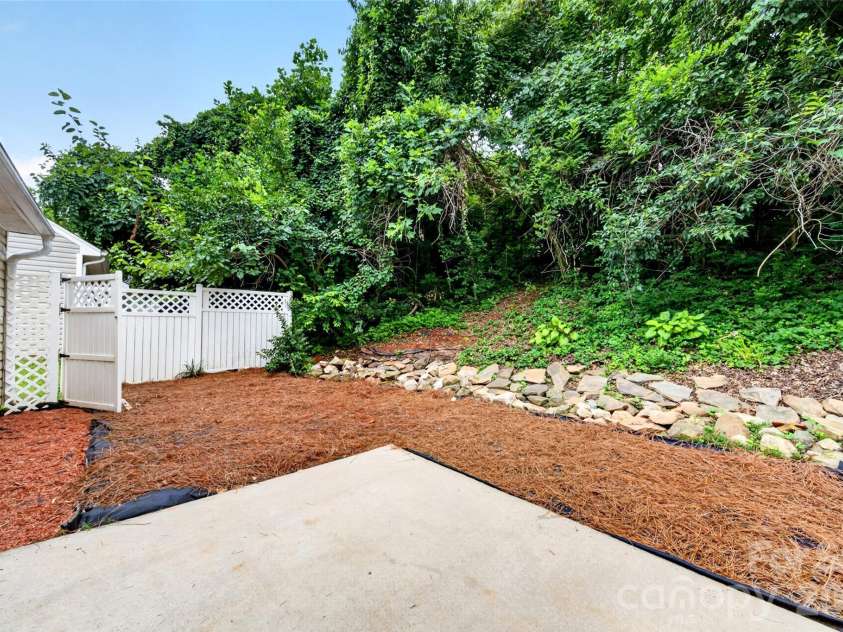 4627 Victory Lane, Charlotte, NC 28269.  MLS# CAR4398187, YatesRealty ID 33445. 
