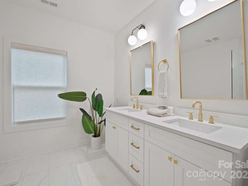 709 Tennyson Drive, Charlotte, NC 28208.  MLS# CAR4291372, YatesRealty ID 33447. 