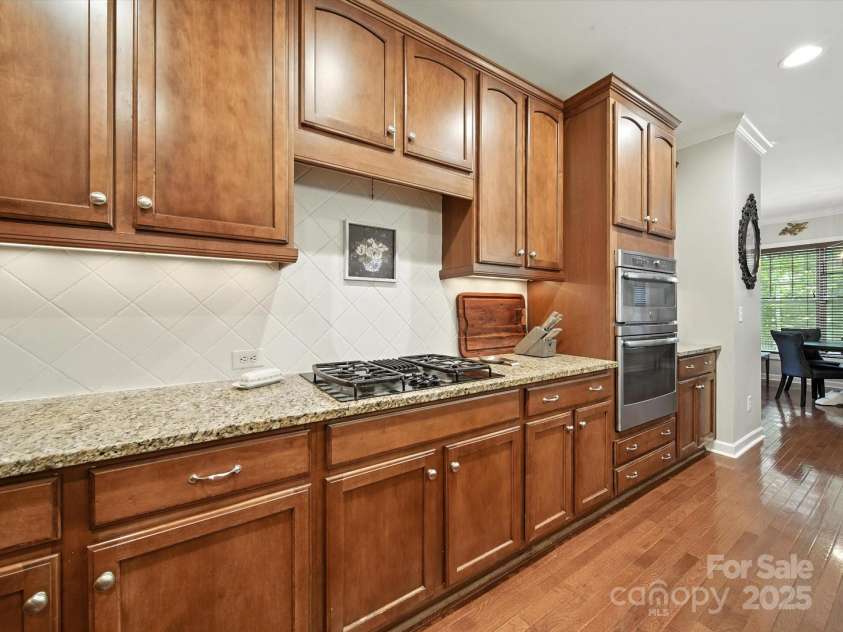 1808 Mill Chase Lane, Waxhaw, NC 28173.  MLS# CAR4273047, YatesRealty ID 33450. Gas stove, lots of cabinets