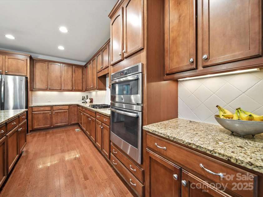 1808 Mill Chase Lane, Waxhaw, NC 28173.  MLS# CAR4273047, YatesRealty ID 33450. Wall oven and plenty of counter space