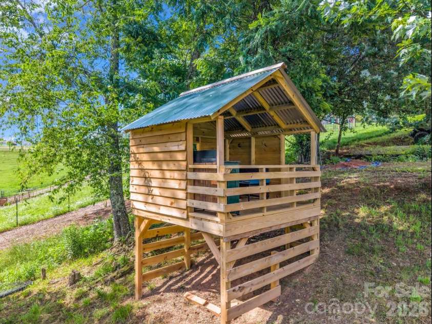 18 Old Chapman Place, Leicester, NC 28748.  MLS# CAR4398287, YatesRealty ID 33451. Amazing tree house