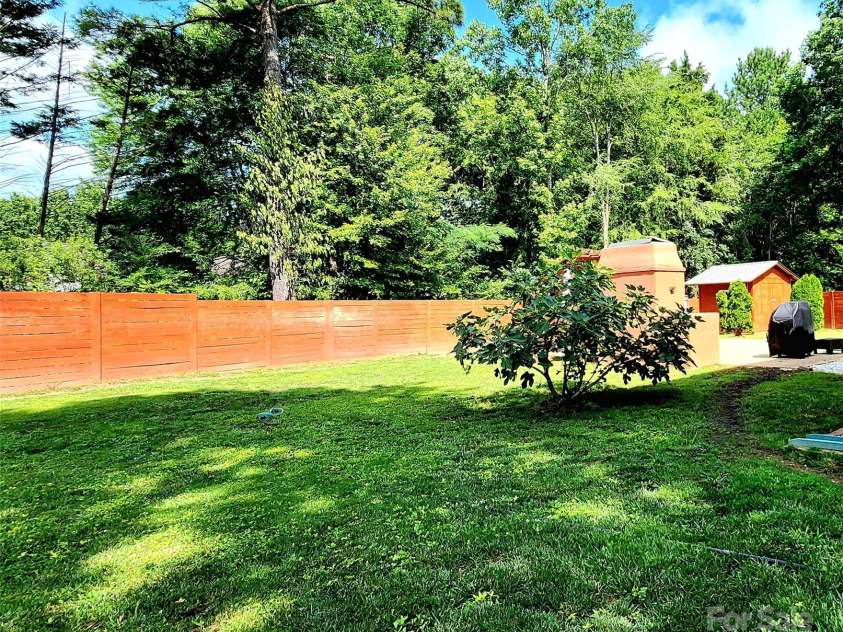 3108 Leicester Drive, Matthews, NC 28104.  MLS# CAR4273799, YatesRealty ID 33452. Fenced Backyard L Side