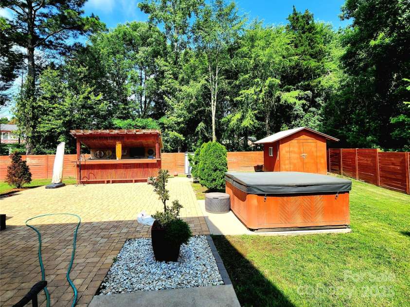 3108 Leicester Drive, Matthews, NC 28104.  MLS# CAR4273799, YatesRealty ID 33452. Fenced Backyard R Side