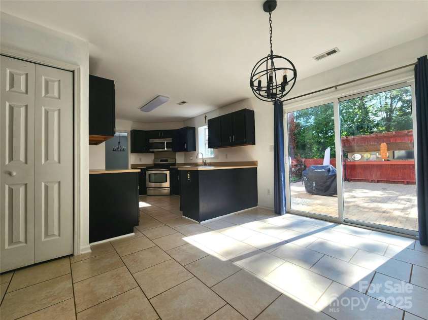 3108 Leicester Drive, Matthews, NC 28104.  MLS# CAR4273799, YatesRealty ID 33452. Large Breakfast Nook/Eat-in Area